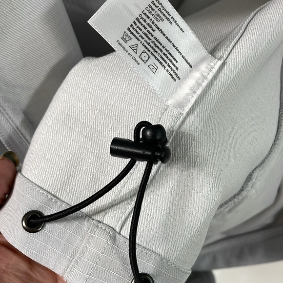 Golf Windbreaker. NEW w/out tags . Lined  and textured fabric . Size Large - Picture 9 of 11